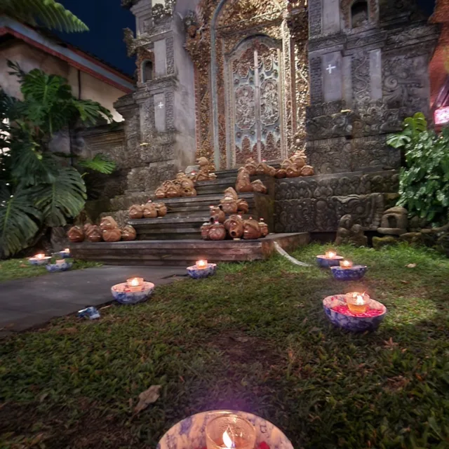 The beauty of walking the streets of Ubud at night and finding unusual celebrations and offerings
Yourube: @travellingplanetearth1