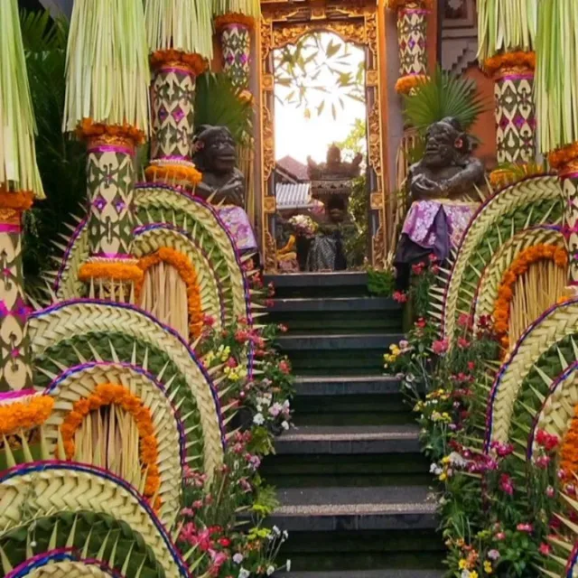 An afternoon walk through the backlanes of Ubud Bali gives a glimpse into the lives of locals and their ornate door entries. I also came across one household decorated for a wedding that night.  Youtube: @travellingplanetearth1
#travel #travellingplanetearth #unseenAsia